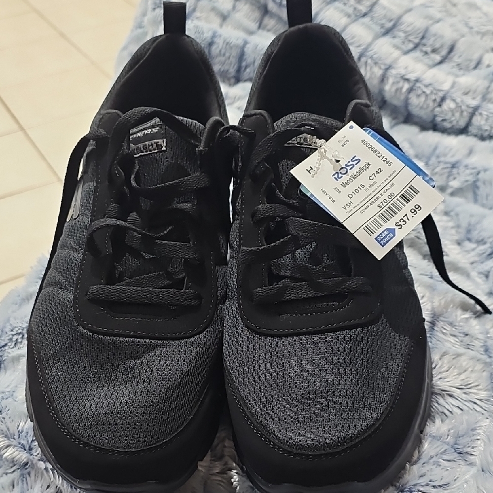 Mens Black Skechers Sneaker NWT Size 12 Wide Fit Memory Foam Lite Weight